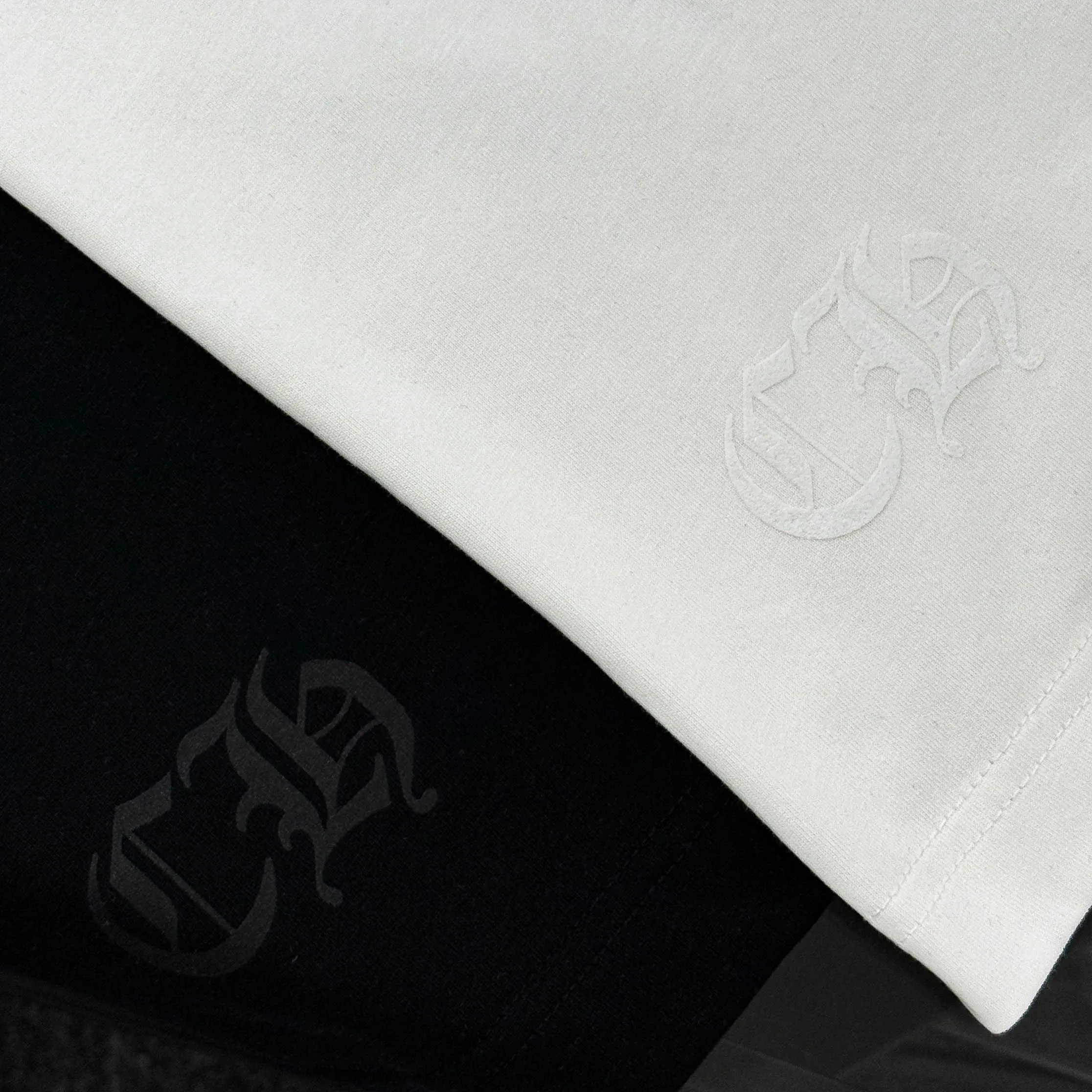 P180 Chrome Hearts Chrome Hearts 25 high version. The fabric is made of 300 grams of high-density cotton. It does not deform or shrink. It has three labels. It is the same style for men and women. Technology: Digital printing. Color: White. Black. SIZE: S-XL.
